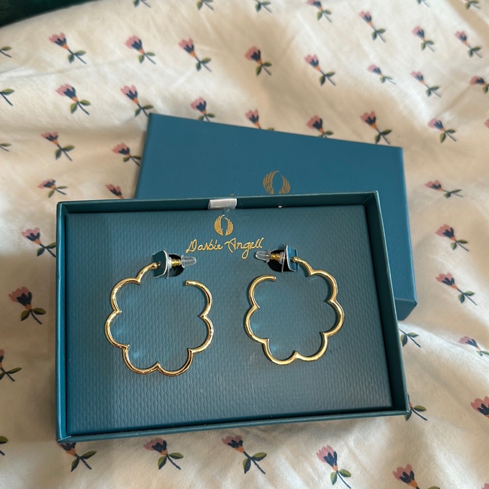 Gold Scallop Hoops